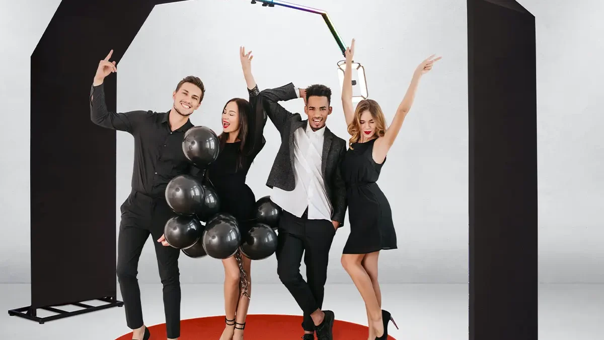 Goście korzystają z fotobudki