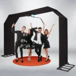 Goście korzystają z fotobudki